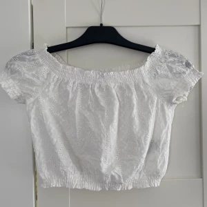 Vit topp  - Säljer denna vita topp med broderi från H&M!💕 