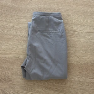 Kostymbyxor från H&M - Ljusgråa kostymbyxor från H&M i en rak modell❤️‍🩹 aldrig använda, storlek 38 