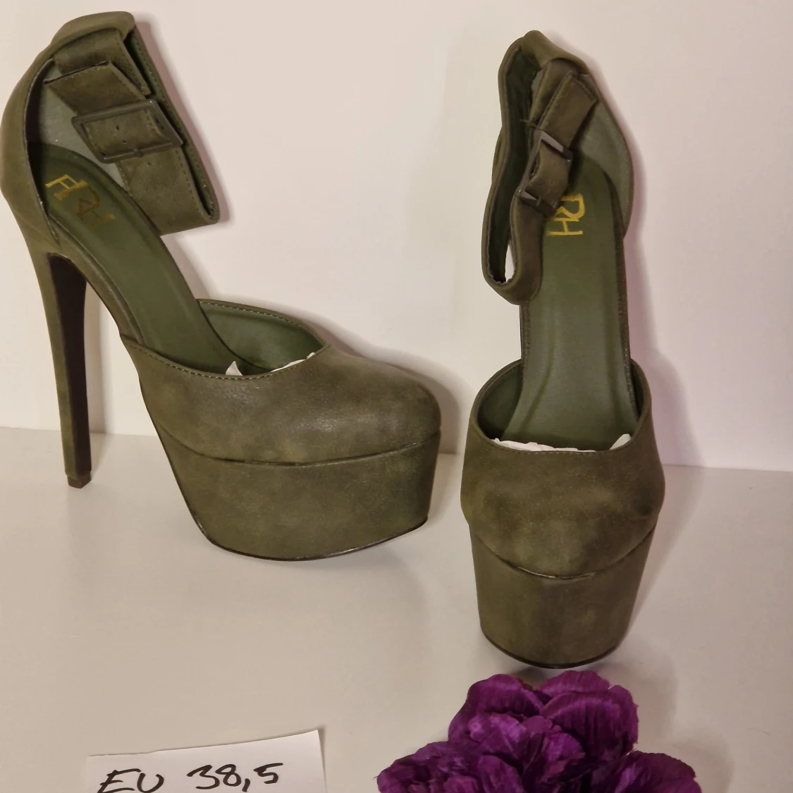 Militärgröna pumps strl 38,5