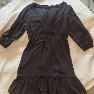 Mörkgrå klänning från Edc - Mörkgrå tunn klänning av märket Edc storlek M. 