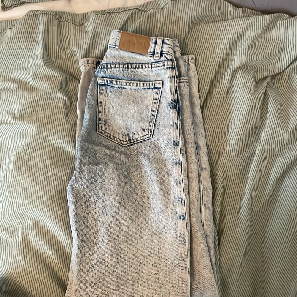 Säljer dessa högmidjade jeans från monki i storlek Xs💓.. Jeans & Byxor.