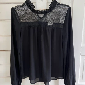 Jättefin blus - Säljer en fin blus från Gina Tricot. Storlek XS men passar även en S. Använd men inga tecken på slitage. 