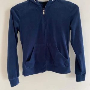 luvjacka Gina Tricot storlek XS  - Luvjacka marinblå tunn fleece mkt fin XS  Gina Tricot  Se mina annonser på Tulta2004 och Susanne Heder. Råkat får två konton men  Samfraktar. Säljer billigt. Skickas direkt. Mina grejer är prutbara vid snabba affär utan krångel och gärna om man köper fler