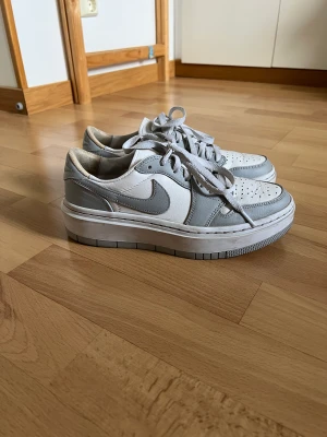 Air jordan 1 elevate low - Endast använda ett fåtal gånger, färgen är ljusgrå och dem är i storlek 39. Köpare står för frakt.  