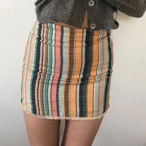 Kjol med färgglatt fint tyg - Fint skicka bara provad då den är lite för liten.