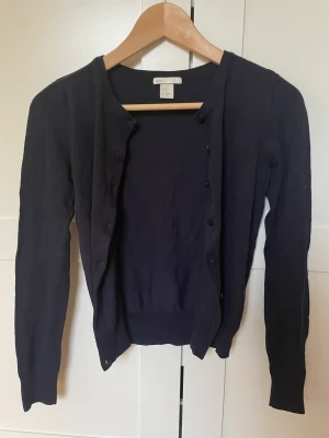 Mörkblå kofta  - Säljer denna fina kofta❤️
