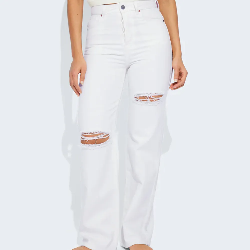 Säljer ett par oanvända vita ”regular wide” jeans ✨Säljer för 300kr. (Nypris 699kr)                            Storlek W28 L32 —> 38, s/m. Jeans & Byxor.