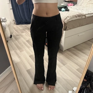 Lågmidjade kostymbyxor - Vera kostymbyxor från Bikbok. Säljer mina favorit kostymbyxor som tyvärr blivit för små för mig. De är i storlek 34❤️‍🔥Använts fåtal gånger då de kändes för små redan när jag köpte de! De är i ett jätte bra skick❤️‍🔥NYPRIS: 499 kr KÖP DIREKT: 300