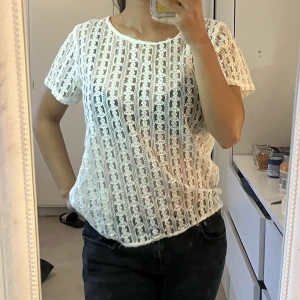 Topp - Säljer denna jätte fina toppen kommer inte ihåg vart den är köp för har klippt bort lappen❤️ lite genomskinlig🥰 och den är lite stor på mig så den passar nästan alla🌸