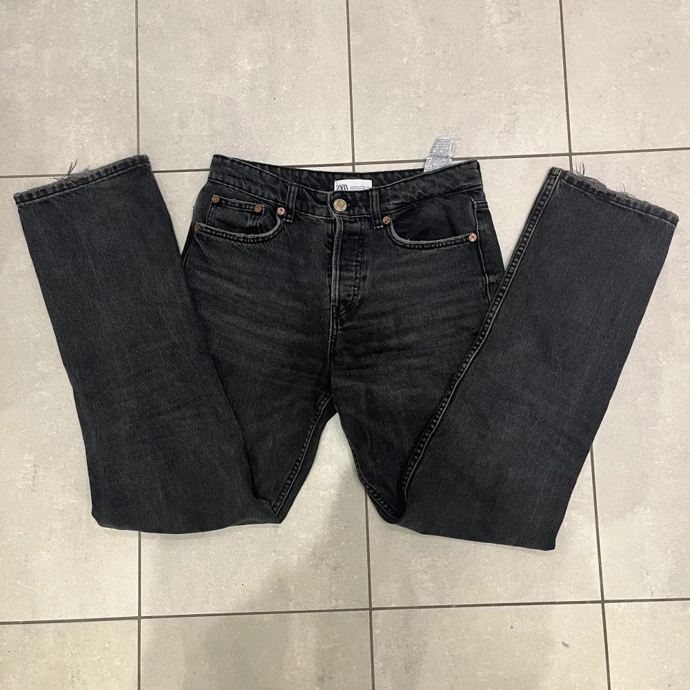 Midwaist Zara jeans med straight passform. Använda en del men ändå i fint skick😊Klicka gärna på köp nu⭐️. Jeans & Byxor.