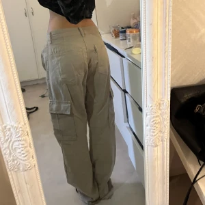 Cargo byxor - Säljer domHär jätte fina cargo byxorna dom är förstora för mig men man kan ha dom som oversize❤️ köpt från zalando🌸om ni har några frågor är det bara att skriva