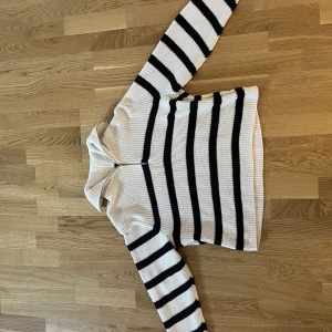 Stickad randig tröja - Stickad randig tröja från Lindex, slutsåld.   Stl. L