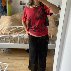 T-shirt - Snygg och rolig tröja, typ en baby-tee. Har själv klippt bort ”kragen” på tröjan. 