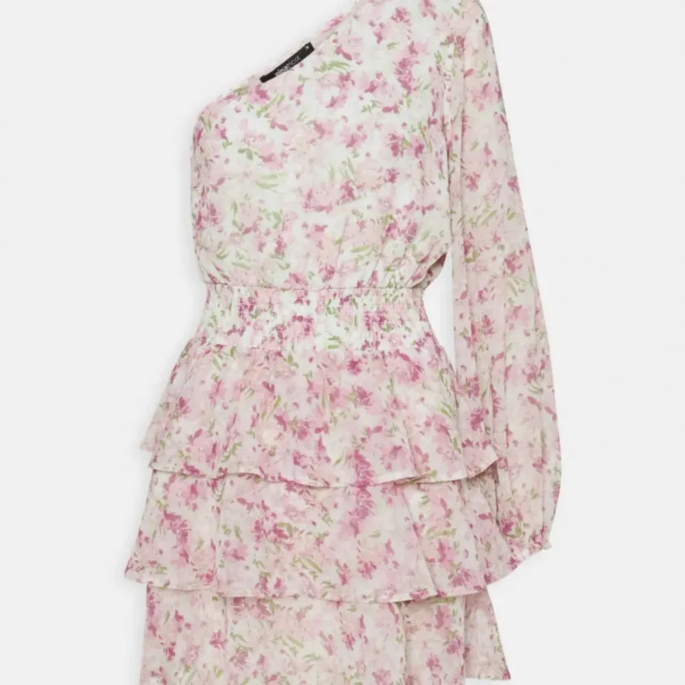 En jätte fin somrig klänning från Gina Tricot, endast använd en gång! Den är alltså som ny😇orginal pris 399. Köparen står för frakt. Klänningar.