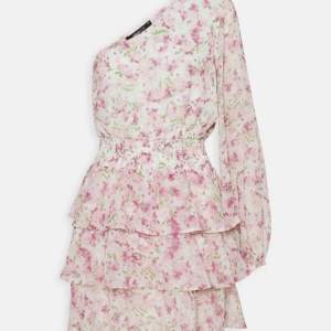 En jätte fin somrig klänning från Gina Tricot, endast använd en gång! Den är alltså som ny😇orginal pris 399. Köparen står för frakt