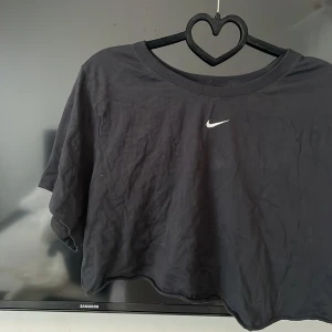Cropad nike t shirt  - Cropad nike tshirt, storlek M, Frakt tillkommer 🙌 Paketpris är möjligt. Kolla in andra kläder i profilen så fixar vi en super deal 🥰