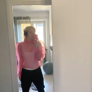 Råsa topp - Assnygg genomskinlig topp så fin med vitt linne under eller bara en spets bh. Använd fåtal gånger, bra skick!!!💜💜