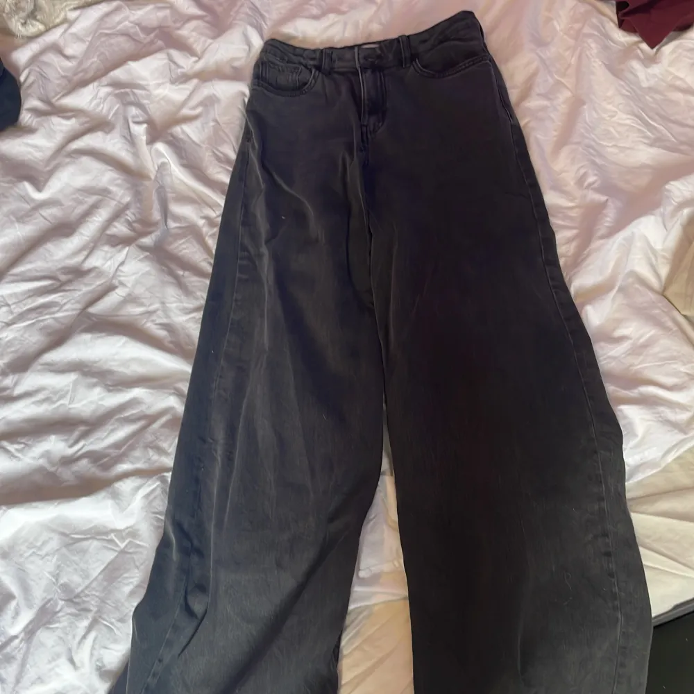 Ett par svarta jeans som jag har använt 3-5 gånger. Jeans & Byxor.