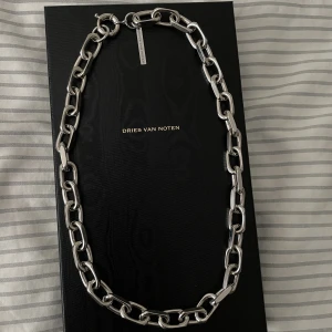 Dries Van Noten halsband - Använt en gång, 56cm 