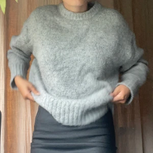 Stickad tröja  - Säljer denna stickade tröja eftersom att den inte passar till mig, super fin och värmer även väldigt bra på vintern 