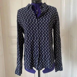 Mönstrad skjorta - Marinblå skjortblus med blommigt mönster från & other stories. Storlek 34 och bra skick!