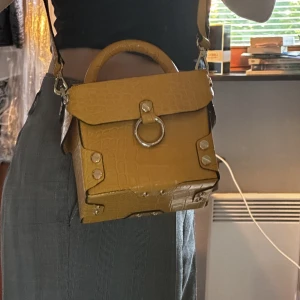 & other stories väska  - Har en lite skada (se sista bilden) annars nästan oanvänd