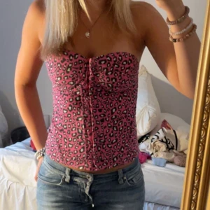 Korsettopp - Intressekoll på denna ascoola korsettopp❤️ Från fishbone, endast använd en gång! Möts i Stockholm. Säljer endast vid bra bud