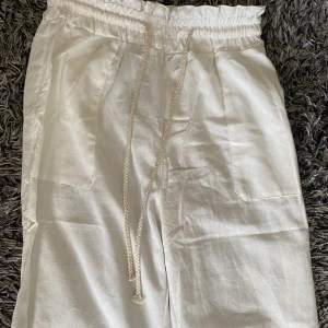 Linne byxor  - Helt nya linne byxor från nymock köpta för 500 kr. Ser ut som Roxy och dom sa att det var det men är inte säker eftersom dom ej är lågmidjade. Går att vika ner jätte snyggt och är jätte fina. Dom är i storlek S💞