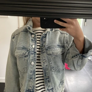 Jeans jacka  - Jätte snygg jeansjacka från Ginatricot använd fåtal gånger! 