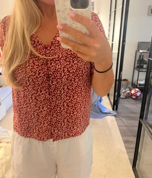 Blus - Supersöt blus, knappt använd 