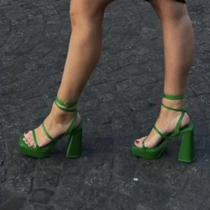 Gröna klackar ZARA  - Super snygga gröna klackar från ZARA.  Skorna är oanvönda med prislapp och kartong.  Nypris: 699kr    Bilderna med skorna på är tagna från Cassandra Klatzcows instagram.  