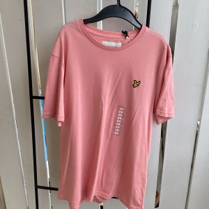 Lyle & Scott t-shirt - Somrig t-shirt som passar för både killar och tjejer. T-shirten är oanvänd och i storlek L + frakt betalas av köparen 