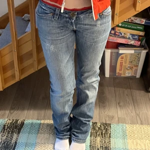 Lågmidjade jeans - Ljusblå jeans i storlek 28. Lågmidjade med fina rosa detaljer på baksidan. Skriv dm för mer bilder/info😇 Obs! Kör bara meet-ups. I Göteborgsområdet 