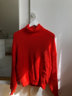 Stickad polotröja - Röd stickad polotröja💕Priset går att diskutera.