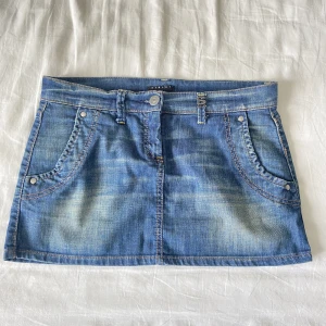 Lågmidjad jeanskjol - Säljer denna lågmidjade jeanskjol eftersom den inte kommer till användning💕 midjemått tvärs över: 39cm