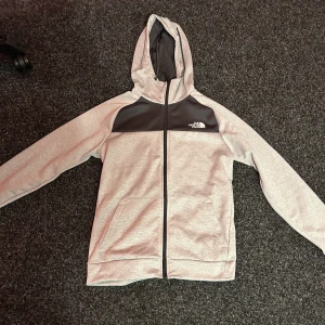 The North Face Zip hoodie  - En The north face zip hoodie i S. Säljer då den är för liten. 