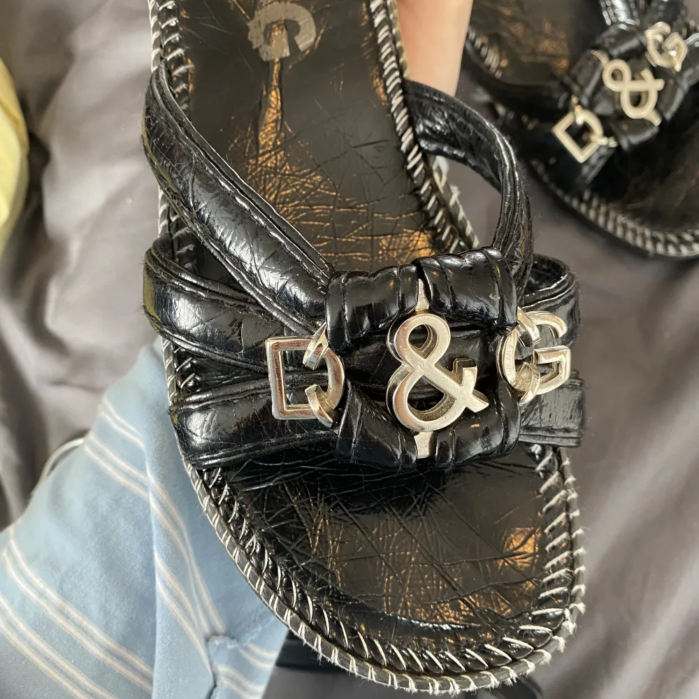 D&G slippers med liten klack i läder o silverspänne, storlek 41. . Skor.
