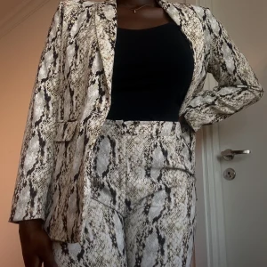 Kostymset - Kostymset från NELLY  Färg: Ormskinnmönster 🤍 Jag är 173cm och byxorna går ända ner, kavajen är lite oversized men sitter ändå bra, den är inte för stor”  Vid frågor tveka inte att skriva ☺️🌸