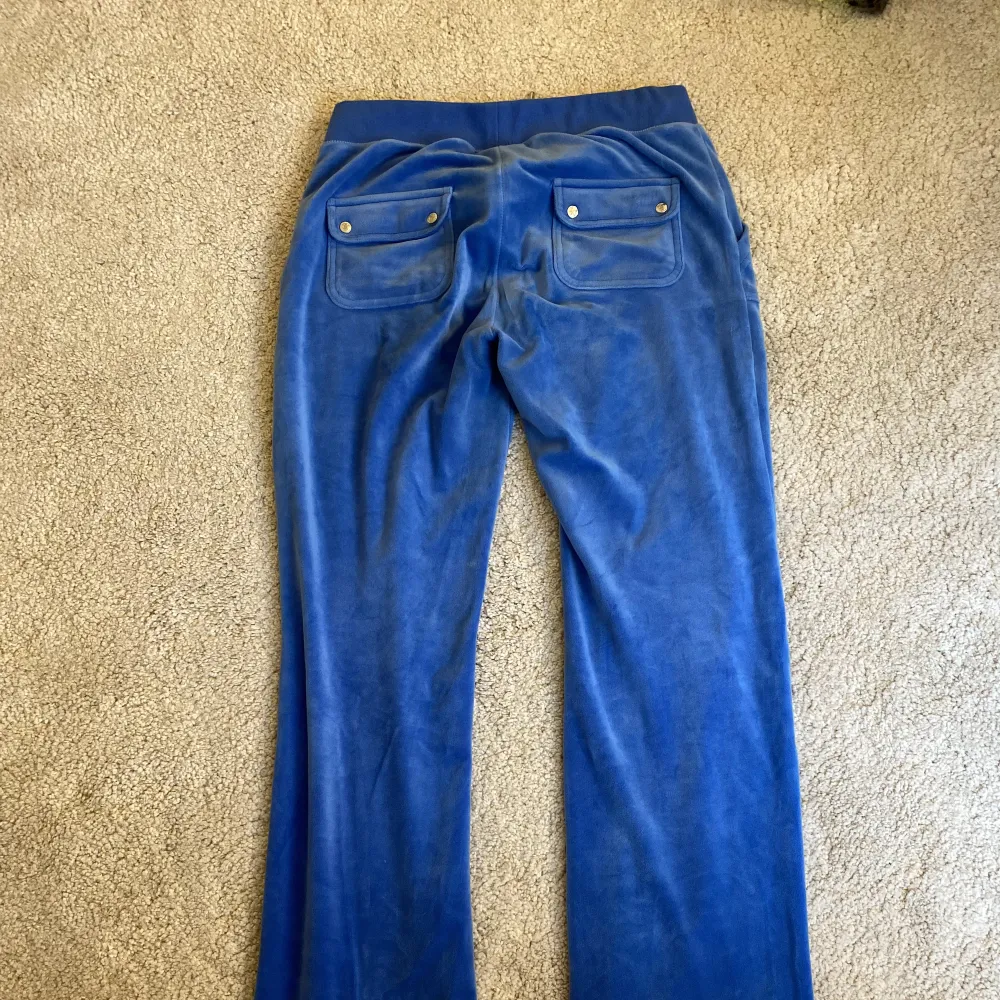 Juciy couture modell boot cut men också lite straight blå säljer på grund av dem är för stora för mig tyvärr. Jeans & Byxor.