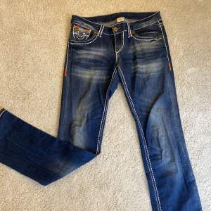 True religon jeans modell lite boot cut längst ner skit snygga men dem är för stora på mig tyvärr