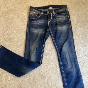 True religon jeans modell lite boot cut längst ner skit snygga men dem är för stora på mig tyvärr