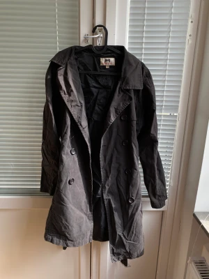 Trenchcoat  - Svart trenchcoat 
