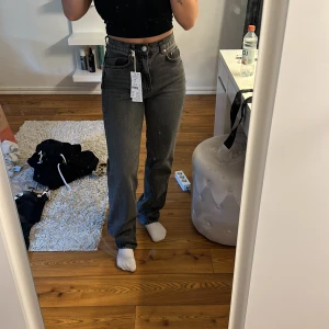 Gråa jeans - Säljer mina gråa jeans ifrån Ginatricot då jag aldrig använt dom, (alla lappar sitter kvar). Dom är highwaist i strl 34 och nypris är 599 men jag säljer för 150.