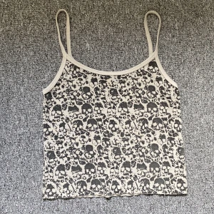 Brandy Melville linne - Tänkte sälja mitt brandy Melville linne som jag aldrig har använt för att den har varit lite för stor för mig. Den är i ny skick då den aldrig har används. Pris går kanske att diskutera 