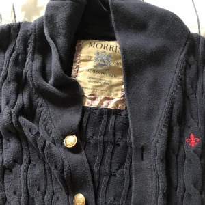 Morris - Morris cardigan passar storleken är M. Ord 1699.