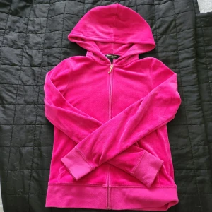 Juicy Couture Huvtröja Rosa - Jättefin rosa Juicy huvtröja från 2010-talet. Bra skick. Priset kan diskuteras💗