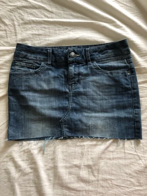 Lågmidjad jeanskjol - Supercool lågmidjad jeanskjol från Esprit. Storlek 28, bra skick🫶