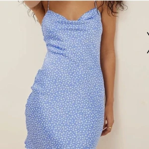 Sanna Jörnvik x NAKD  - Sanna jörnvik x NAKD klänning med snörning i ryggen som aldrig är använd💙