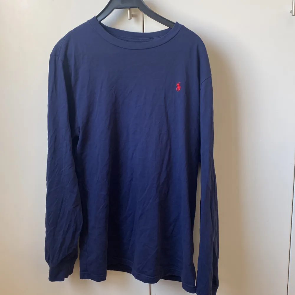 Långärmad Polo Ralph Lauren tröja, märklblå färg, skick 8/10, använt 4-5 gånger annars legat i garderoben i 3 år, storlek xl för barn, passar s/m vuxen. Tröjor & Koftor.