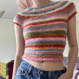 Mohair topp - En handstickad mohair topp som jag stickat för hand. Toppen är tillverkad i flera färger av till stor del återbrukat garn. Garnet är brushed för att ge en fluffig effekt. 